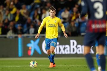 El central amarillo está realizando una gran temporada y la muestra es el gol de ayer. En un equipo con Viera , Moleiro, Marc Cardona es complicado que los ojos se fijen en él, pero sus goles y sus grandes actuaciones le hacen ser protagonista esta jornada.

