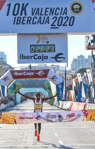 El keniano Rhonez Kipruto llega a meta con un nuevo record mundial de 10K en ruta al vencer en la carrera de Valencia Ibercaja con un tiempo de 26:24 minutos.