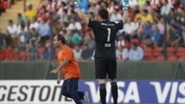 Un hincha ingresó a la cancha para increpar a Agustín Orión.