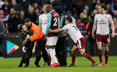 Tras la derrota de 0-3 ante el Burnley, seguidores de los Hammers ingresaron al campo para recriminar a sus jugadores.