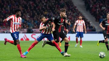 Lodi y Havertz disputan un bal&oacute;n ante la mirada de Thomas Partey durante un Atl&eacute;tico de Madrid-Bayer Leverkusen de la Champions League. 