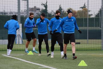 Los jugadores del Atalanta calientan en el entrenamiento previo a jugar con el Young Boys.