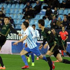 El Málaga se lleva tres puntos de supervivencia en sus horas más convulsas