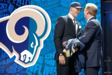 El draft empezó sin sorpresas y los Rams decidieron volver a L.A. de la mano de Jared Goff, en la foto vigilado de cerca por el carnero que sirve de logo a los angelinos. No te despistes, Jared, o la cornada será grande.