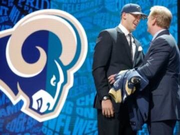 El draft empezó sin sorpresas y los Rams decidieron volver a L.A. de la mano de Jared Goff, en la foto vigilado de cerca por el carnero que sirve de logo a los angelinos. No te despistes, Jared, o la cornada será grande.