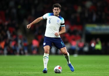 87 millones de euros desembolsó el Manchester United en 2019 para hacerse con los servicios del central inglés.  Como ‘Red Devil’ ha sido el centro de críticas y burlas por su mal rendimiento. Sin embargo, con la selección no parece trasladar esas reseñas. Aunque no haya conseguido levantar ningún título para los ‘Three Lions’, Harry es uno de los capitanes y referentes en la zaga de Inglaterra en todos los torneos. 