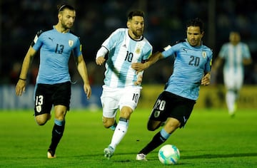 Lionel Messi con Álvaro González y Gaston Silva.