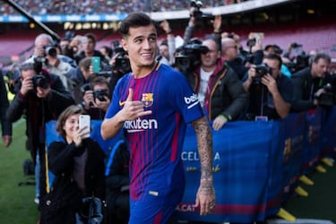 Luis Suárez shows new arrival Coutinho around at Barça