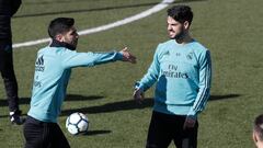 Asensio e Isco, durante el entrenamiento del Madrid.