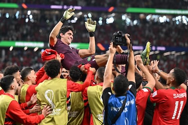 El portero marroquí llegó a la cima y se dio a conocer al mundo en el Mundial de 2022, a través de sus paradas y reflejos que permitieron a la selección marroquí alcanzar las semifinales y realizar el mejor papel de un país africano en una Copa del Mundo. Por otro lado, si nos centramos a nivel de clubes, a pesar de tener sus picos en el Sevilla, nunca ha llegado a ser el portero titular de un equipo puntero en Europa. Actualmente, defiende la portería del Al-Hilal.