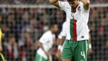<b>TRISTEZA. </b>Veloso se lamenta de la derrota portuguesa en Dinamarca, la cual obliga a los lusos a jugarse el pase a la Eurocopa mediante una repesca.