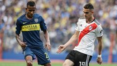 Argentina&#039;s Boca Juniors Colombian Sebastian Villa (L) and Argentina&#039;s River Plate Colombian Rafael Santos Borre vie for the ball during the first leg match of their all-Argentine Copa Libertadores final, at La Bombonera stadium in Buenos Aires, on November 11, 2018. (Photo by ALEJANDRO PAGNI / AFP)