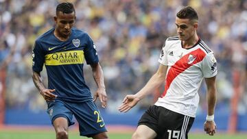 Argentina's Boca Juniors Colombian Sebastian Villa (L) and Argentina's River Plate Colombian Rafael Santos Borre vie for the ball during the first leg match of their all-Argentine Copa Libertadores final, at La Bombonera stadium in Buenos Aires, on November 11, 2018. (Photo by ALEJANDRO PAGNI / AFP)