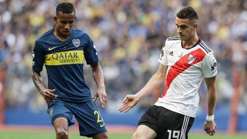 Argentina&#039;s Boca Juniors Colombian Sebastian Villa (L) and Argentina&#039;s River Plate Colombian Rafael Santos Borre vie for the ball during the first leg match of their all-Argentine Copa Libertadores final, at La Bombonera stadium in Buenos Aires, on November 11, 2018. (Photo by ALEJANDRO PAGNI / AFP)