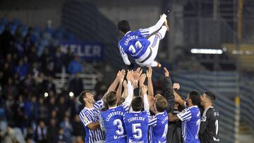 Los jugadores de la Real Sociedad lanzando a Vela por los aires.