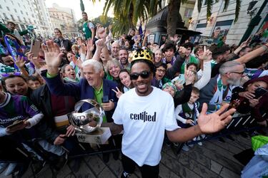 La plantilla de Unicaja celebra por las calles de Málaga y con su afición el título de Copa del Rey conseguido al ganar al Real Madrid en la final.