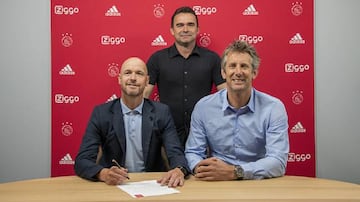 Ten Hag junto a Overmars y Van der Sar durante la firma de su contrato.