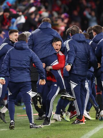 La fiesta del conjunto rojillo tras terminar el partido. En la imagen Chimy Ávila.