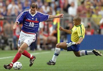 Zidane utiliza el uniforme tradicional de los franceses. En 1998 ganaron su único mundial.