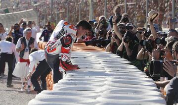 El piloto español Marc Marquez (Repsol Honda) celebra el campeonato del mundo por cuarta vez en la categoría MotoGP tras entrar tercero en el circuito Ricardo Tormo de Cheste