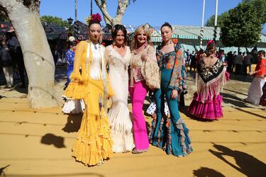 Pepa Gea, Aurora Gaviño y sus hijas durante la Feria de Sevilla 2023.