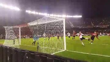 El futbolista de River vio c&oacute;mo Santos le deten&iacute;a el penal pero reaccion&oacute; antes que nadie para alcanzar la pelota y adelantar a su equipo en el Monumental.