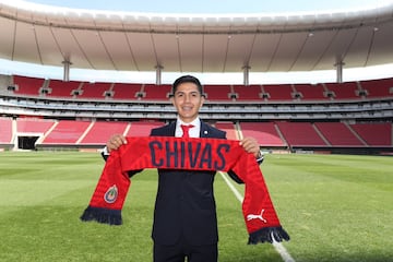 A pesar de su pasado rojinegro y sus conocidos temas extra cancha, llega a Chivas para el Clausura 2019 como el sustituto de Orbelín Pineda.