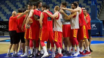 La Selección se reúne tras un entrenamiento en el Martín Carpena de Málaga.