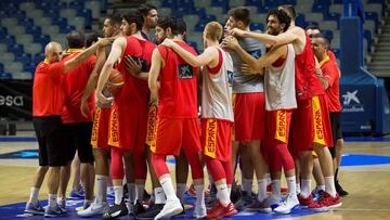 La Selecci&oacute;n se re&uacute;ne tras un entrenamiento en el Mart&iacute;n Carpena de M&aacute;laga.