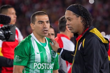 La fiesta en El Campín que disfrutó de la magia de Ronaldinho en el partido entre Santa Fe y Nacional, en el que se le rindió homenaje al brasileño que jugó con la '10' del equipo bogotano.