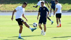 Rubi entrenador de la UD Almería junto a Kaiky durante el entrenamiento de hoy