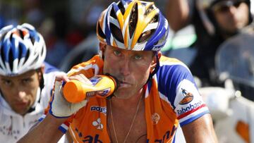 Michael Boogerd bebe agua durante una etapa del Tour de Francia 2007.