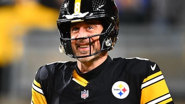 PITTSBURGH, PENNSYLVANIA - JANUARY 12: Aaron Rodgers #8 of the Pittsburgh Steelers warms up before the game against the Houston Texans at Acrisure Stadium on January 12, 2026 in Pittsburgh, Pennsylvania. Joe Sargent/Getty Images/AFP (Photo by Joe Sargent / GETTY IMAGES NORTH AMERICA / Getty Images via AFP)