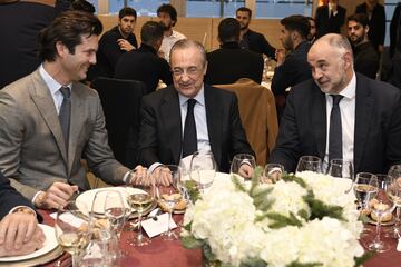 Florentino Pérez entre Santiago Solari y Pablo Laso entrenadores de fútbol y baloncesto respectivamente.   