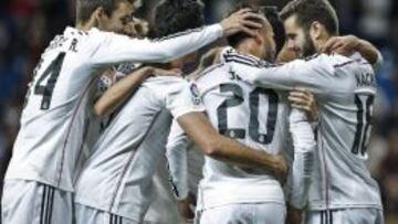 Los jugadores del Madrid celebran con Jesé su gol.