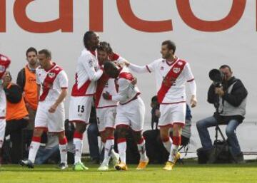 El jugador del Rayo Vallecano Alberto Bueno es felicitado por sus compañeros tras el gol que marcó durante el partido de Liga de la duodécima jornada en Primera División que el Rayo Vallecano y el Celta de Vigo disputan hoy en el estadio de Vallecas.