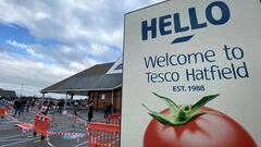 FILE PHOTO: People maintain distance as they queue at a Tesco&#039;s Superstore in Hatfield, Britain March 29, 2020. REUTERS/Paul Childs/File Photo  GLOBAL BUSINESS WEEK AHEAD