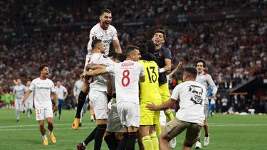 Soccer Football - Europa League - Final - Sevilla v AS Roma - Puskas Arena, Budapest, Hungary - June 1, 2023 Sevilla's Joan Jordan with teammates celebrate after winning the penalty shoot-out REUTERS/Marko Djurica TPX IMAGES OF THE DAY