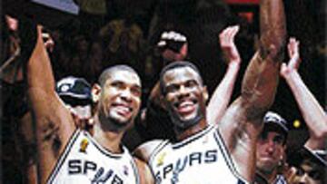 <b>PAREJA FELIZ.</B> Duncan (izquierda) y Robinson, con los trofeos de MVP y campeón, respectivamente.