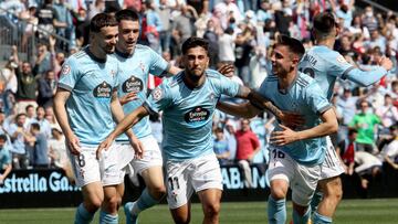 Javi Gómez celebra con Jordan Holsgrove, Lautaro de León y Fernando Medrano el tanto de la victoria del Celta B contra el Deportivo.