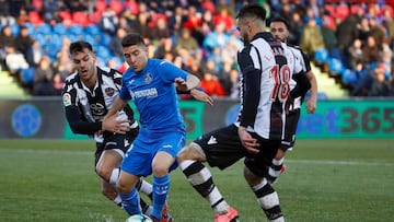 GRAF9271. GETAFE (MADRID), 10/03/2018.- El centrocampista del Getafe, Francisco Portillo (c), protege el bal&oacute;n ante los defensas del Levante, el uruguayo Erick Cabaco (d) y Roberto Su&aacute;rez, durante el partido de esta tarde en el Coliseum Alfo