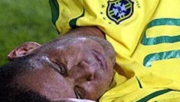 <b>LA SIMULACIÓN, PROHIBIDA.</B> El anuncio oficial convierte a Rivaldo en el primer protagonista de uno de los "vicios" -simulación- que la FIFA prometió combatir con rigor en el Mundial.