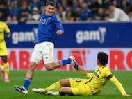 OVIEDO, 23/04/2026.- El centrocampista del Villarreal Dani Parejo (d) durante el partido de LaLiga de fútbol que Real Oviedo y Villarreal disputan este jueves en el estadio Carlos Tartiere. EFE/Eloy Alonso