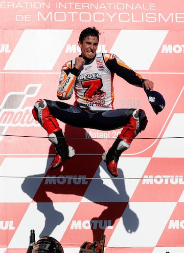 El piloto español Marc Márquez celebra la consecución de campeonato MotoGP.