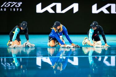 El partido de cuartos del Abierto de Australia entre la letona Jelena Ostapenko y la kazaja Elena Rybakina se vio afectado por la lluvia caída sobre Melbourne Park. Como se ve en la imagen, tres recogepelotas limpian con toallas el agua acumulada fuera de la pista. Rybakina se impuso 6-2 y 6-4 para ser la primera semifinalista del torneo.
