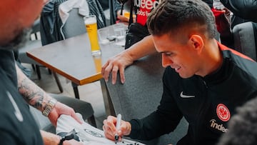 Rafael Santos Borré compartiendo con los hinchas de Eintracht Frankfurt.