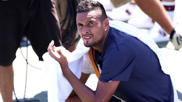 Nick Kyrgios descansa en el banquillo tras un punto durante su partido ante Pierre-Hugues Herbert en la segunda ronda del US Open en elUSTA Billie Jean King National Tennis Center de Flushing Meadows, New York City. 