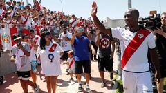 Luis Adv&iacute;ncula, saluda a los aficionados durante su presentaci&oacute;n como nuevo jugador del Rayo vallecano, esta ma&ntilde;ana en Madrid.-EFE/Chema Moya