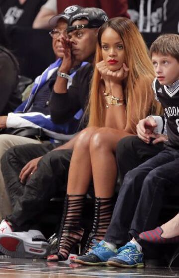 La cantante Rihanna entre el público en el último partido de la serie para los Bulls y los Nets.