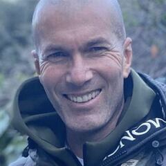 La llamativa forma de Zidane para pasear a su perro